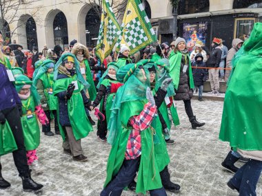 SAVAŞ, POLAND-HAZİRAN 06, 2024: kostümlü geçit töreni. Epiphany ya da Three Kings Day Parade, 6 Ocak 2011 'de Polonya' nın Varşova kentinde.