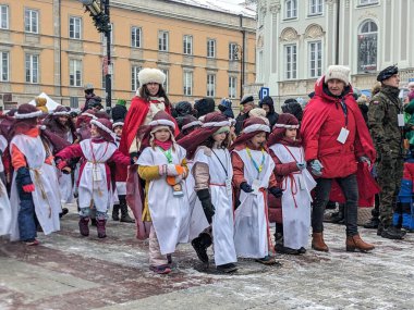 SAVAŞ, POLAND-HAZİRAN 06, 2024: kostümlü geçit töreni. Epiphany ya da Three Kings Day Parade, 6 Ocak 2011 'de Polonya' nın Varşova kentinde.