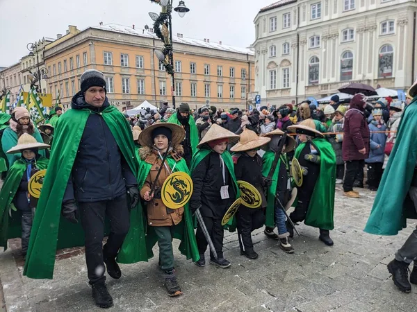 SAVAŞ, POLAND-HAZİRAN 06, 2024: kostümlü geçit töreni. Epiphany ya da Three Kings Day Parade, 6 Ocak 2011 'de Polonya' nın Varşova kentinde.