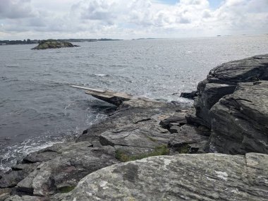 Kayalık deniz sahil güzel manzara