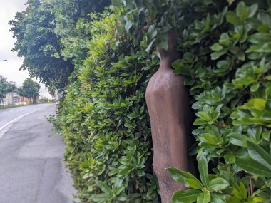 Çalılıklarda bir insan figürü heykeli, dikiz manzarası