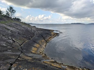 Kayalık deniz sahil güzel manzara