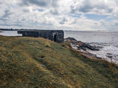 Baltık Denizi kıyısındaki eski taş bina