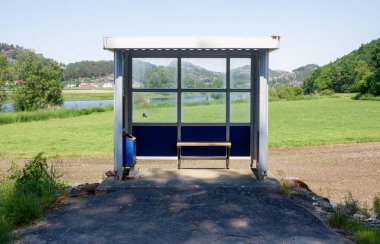 Boş koltuklu bir tren istasyonu.