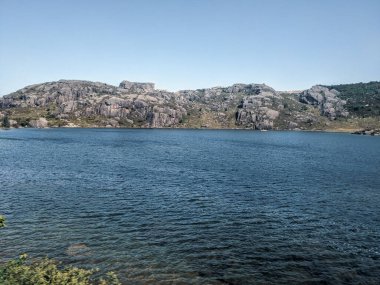 Norveç 'in dağlarındaki dev kayalar. Göl, Trollpikken, Norveç, Avrupa' daki Egersund. 