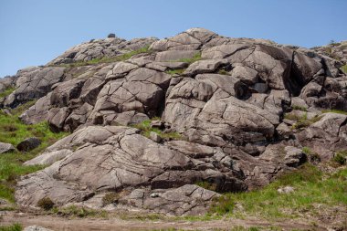 Norveç, Avrupa 'daki Egersund' da Trollpikken 'e giden yürüyüş pistinin kaya oluşumları