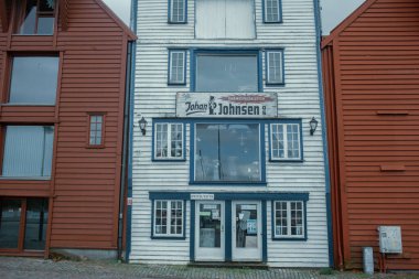 Şehrin ortasındaki eski bir evin dikey görüntüsü.