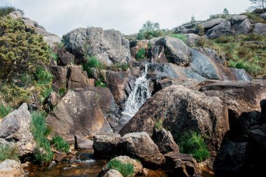 Norveç, Avrupa 'da Egersund' daki Trollpikken kayalarının arasından akan şelale.