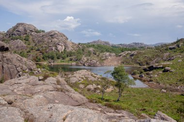 Norveç 'in dağlarındaki dev kayalar. Göl, Trollpikken, Norveç, Avrupa' daki Egersund. 