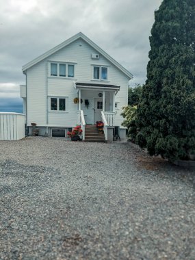 Norveç 'te beyaz ahşap bir ev