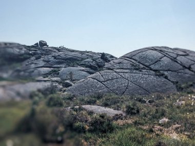 Norveç, Avrupa 'daki Egersund' da Trollpikken 'e giden yürüyüş pistinin kaya oluşumları