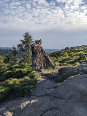 Kaya oluşumlu dağ manzarası, Trollpikken, Norveç, Avrupa 'da Egersund