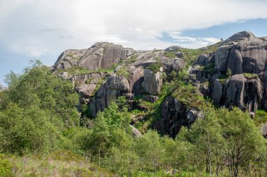 Norveç dağlarındaki dev kayalar, Trollpikken, Norveç 'teki Egersund, Avrupa 