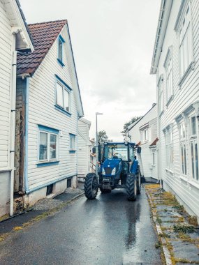 Sokakta traktör, eski kasabada. 