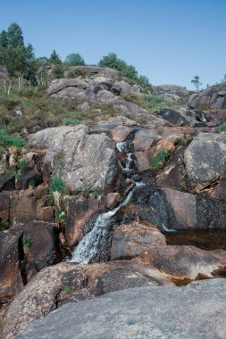 Norveç, Avrupa 'da Egersund' daki Trollpikken kayalarının arasından akan şelale.