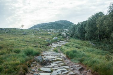 Dağlık kayalık arazide yürüyüş izleri, Trollpikken, Norveç, Avrupa 'da Egersund