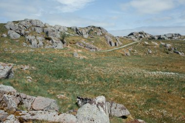 Dağlık kayalık arazide yürüyüş izleri, Trollpikken, Norveç, Avrupa 'da Egersund