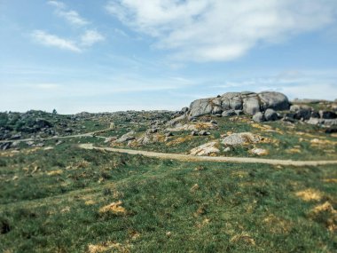 Dağlık kayalık arazide yürüyüş izleri, Trollpikken, Norveç, Avrupa 'da Egersund