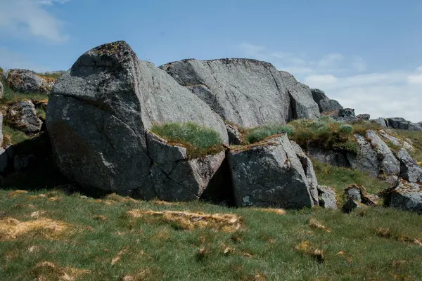 Norveç, Avrupa 'daki Egersund' da Trollpikken 'e giden yürüyüş pistinin kaya oluşumları