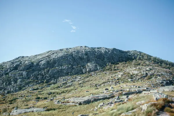 Dağ manzaralı granit kayalar, Trollpikken, Norveç, Avrupa 'da Egersund