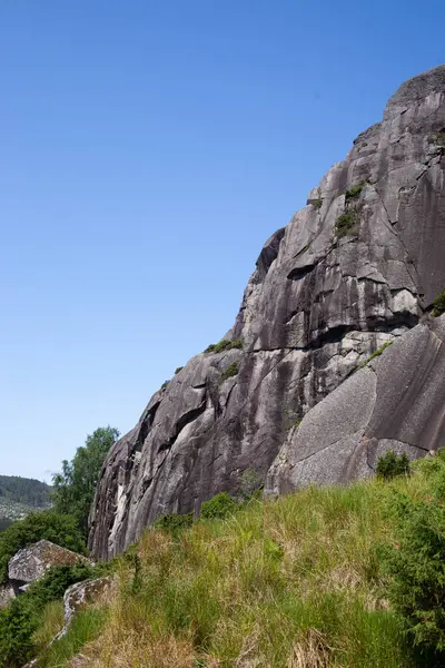 Kaya oluşumlu dağ manzarası, Trollpikken, Norveç, Avrupa 'da Egersund