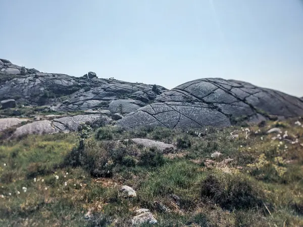 Kaya oluşumlu dağ manzarası, Trollpikken, Norveç, Avrupa 'da Egersund