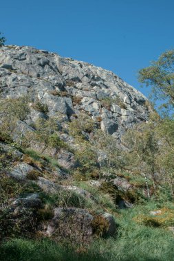 Kaya oluşumlu dağ manzarası, Trollpikken, Norveç, Avrupa 'da Egersund