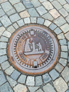 Norveç 'in Stavanger kasabasındaki eski metal rögar kapağı. 