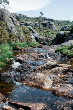 Norveç, Avrupa 'da Egersund' daki Trollpikken kayalarının arasından akan şelale.