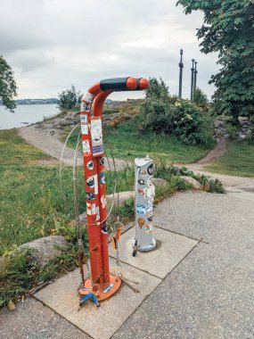 Norveç 'in Stavanger kasabasındaki caddedeki bisiklet tekerleği tamir istasyonu. 