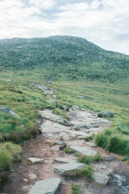 Dağlık kayalık arazide yürüyüş izleri, Trollpikken, Norveç, Avrupa 'da Egersund