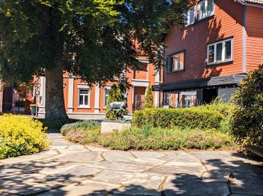 Geyik heykeli kırmızı cephelere karşı sokak manzarası