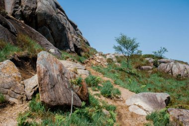 Norveç, Avrupa 'daki Egersund' da Trollpikken 'e giden yürüyüş pistinin kaya oluşumları