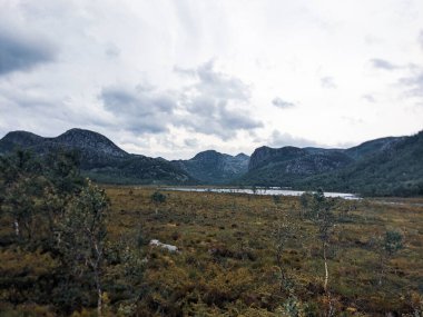 Dağlar ve göl manzarası 