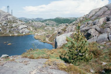 Norveç 'in dağlarındaki dev kayalar. Göl, Trollpikken, Norveç, Avrupa' daki Egersund. 