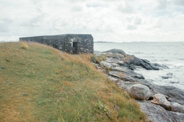Deniz kıyısında terk edilmiş bir askeri sığınak. 