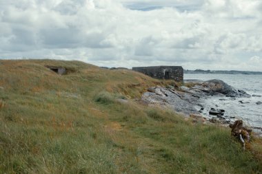 Deniz kıyısında terk edilmiş bir askeri sığınak. 