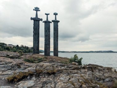 Hafrsfjord Muharebesi 'nin anısına Kaya Anıtında Kılıçlarla Mollebukta Körfezi Panoraması