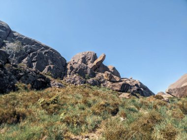 Norveç, Avrupa 'daki Egersund' da Trollpikken 'e giden yürüyüş pistinin kaya oluşumları