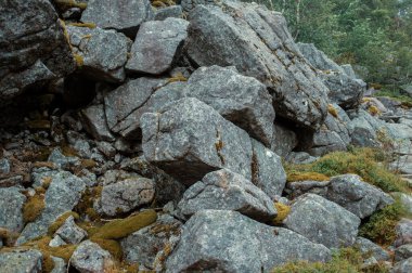 Norveç, Avrupa 'daki Egersund' da Trollpikken 'e giden yürüyüş pistinin kaya oluşumları