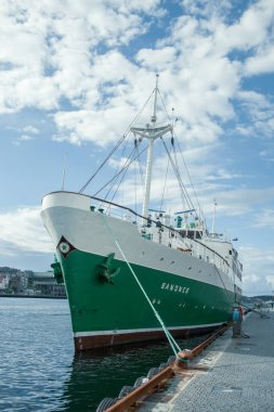 Norveç limanında demirli bir gemi 