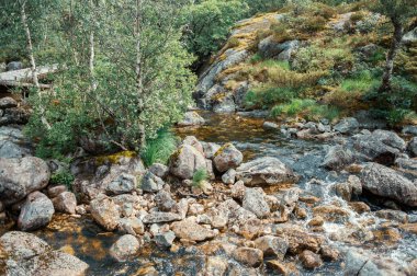Norveç, Avrupa 'da Egersund' daki Trollpikken kayaları arasında küçük bir buhar akıyor.
