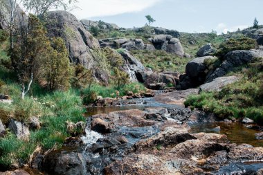 Norveç, Avrupa 'daki Egersund' da Trollpikken kayaları arasında akan küçük bir dere.