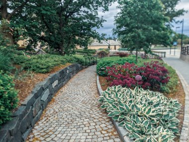 Çiçek tarlası, taş kaldırım ve parktaki patika manzarası