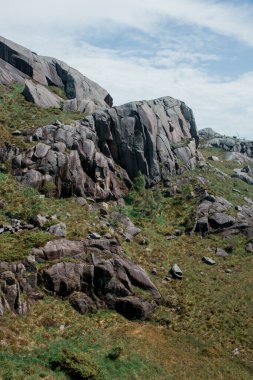 Kaya oluşumlarının manzarası, Norveç, Avrupa 'daki Egersund' da Trollpikken