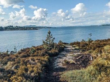Dağlardaki güzel göl manzarası 
