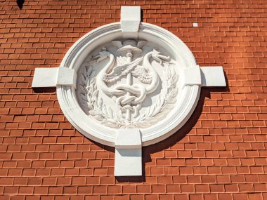 Beyaz sıva kırmızı tuğlalı bir binanın duvarında