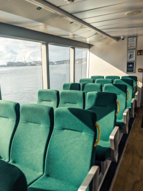 Modern Gemi, Şehir Mimarisi Arkaplanındaki Koltuklar 