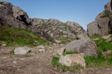 Norveç, Avrupa 'daki Egersund' da Trollpikken 'e giden yürüyüş pistinin kaya oluşumları