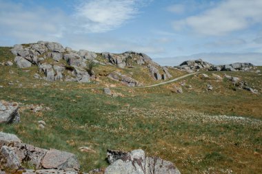 Norveç, Avrupa 'daki Egersund' da Trollpikken 'e giden yürüyüş pistinin kaya oluşumları